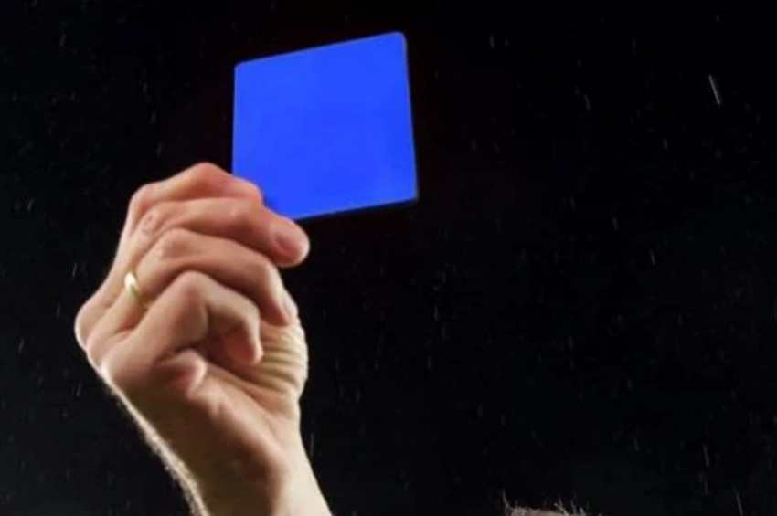 Futbolda mavi kart dönemi: Gören oyuncu 10 dakika dışarıda kalacak