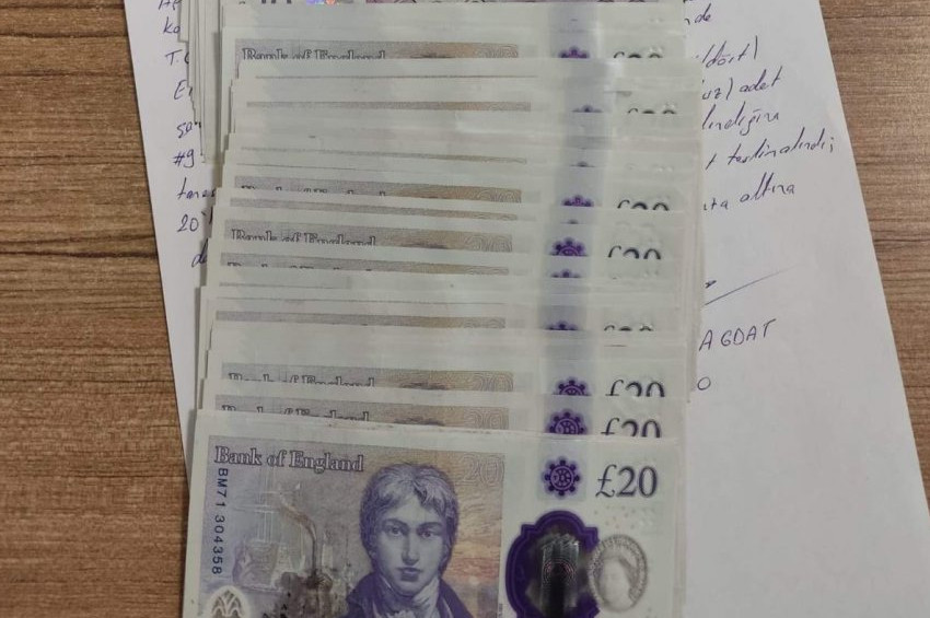 Yola yürürken 81 bin lira değerinde paund buldu