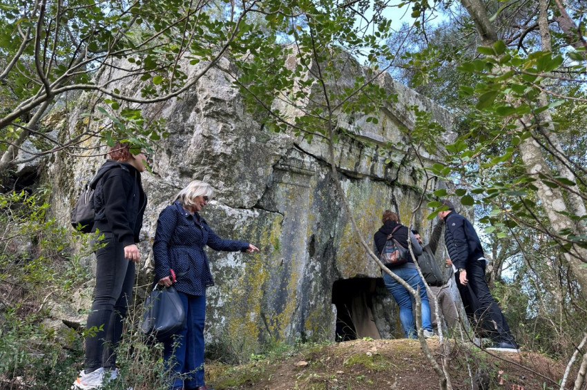 Marmaristeki kaya mezarı ziyarete açma çalışmaları başladı