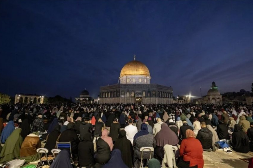 150 bin Müslüman Mescid-i Aksa’da teravih namazı kıldı