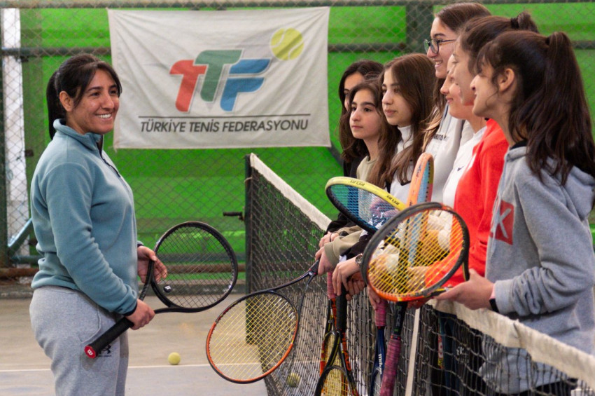 Hakkarili çocuklara tenisi sevdiren kadın