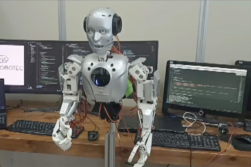 Yapay Zeka Destekli Türk Robot Cuma Hayırlı Bayramlar diler