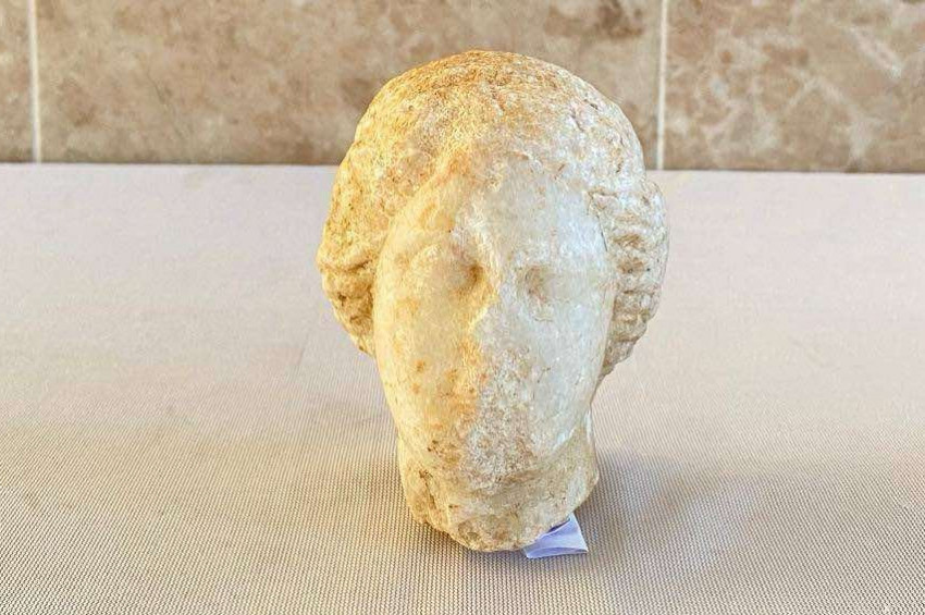 Nazillide kaçak kazıda 2 bin yılık heykel başı bulundu