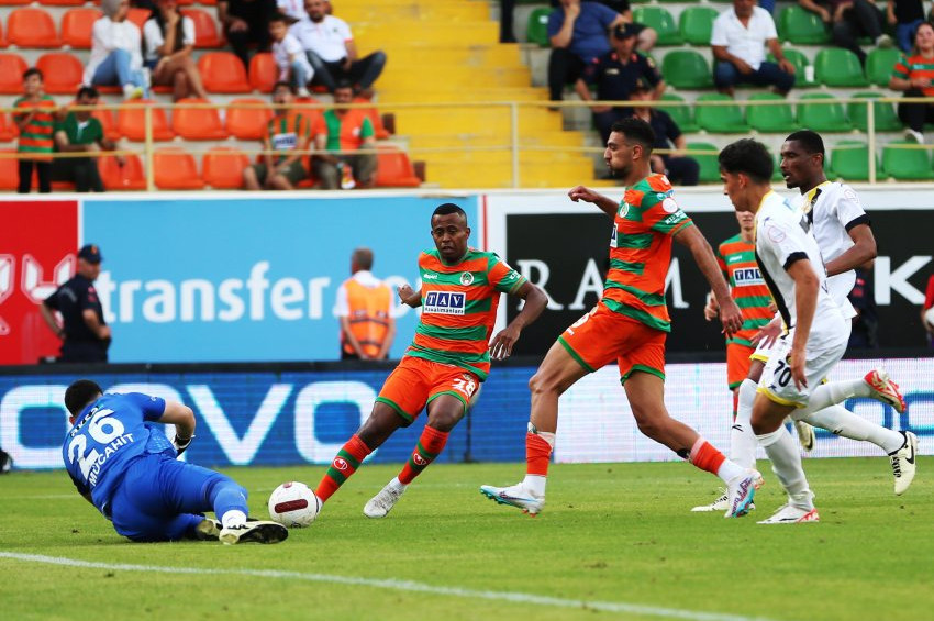 Alanyaspor, İstanbulspora yarım düzine gol yağdırdı