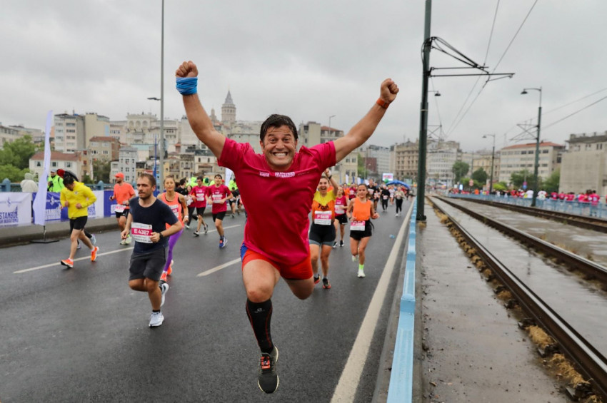Yağmur altında koşulan Türkiye İş Bankası 19. İstanbul Yarı Maratonunu kazananlar ödüllerini aldı 