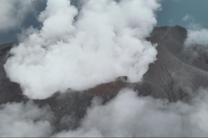 Endonezyada Ibu Yanardağı patladı: Gökyüzü külle kaplandı