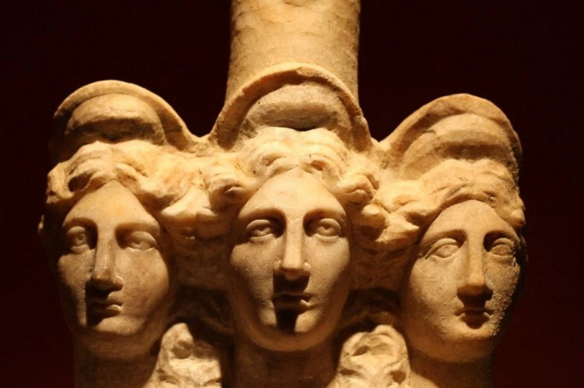 Antalya Müzesinin atmosferine sinmiş Tanrıça: Hekate
