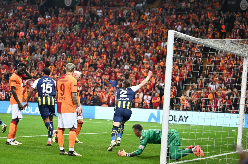 Fenerbahçe 10 kişi ile Galatasarayı sahasında 1-0 yenmeyi başardı