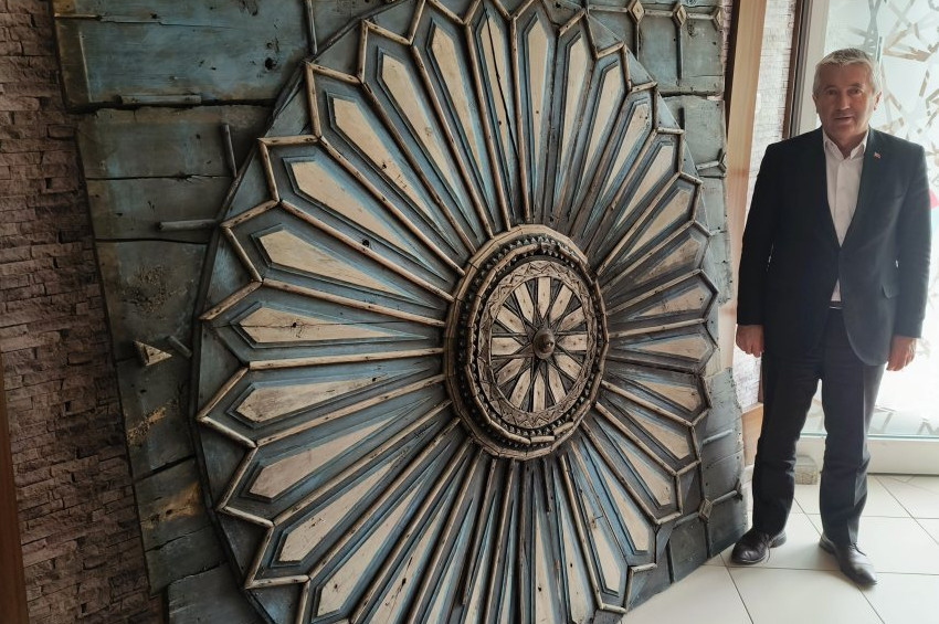 Sepetçioğlu Osman Efenin tavan süsü belediyenin kapı süsü oldu