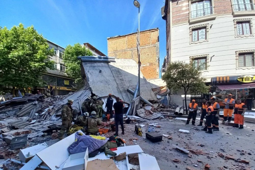 Küçükçekmecede 3 katlı bina çöktü