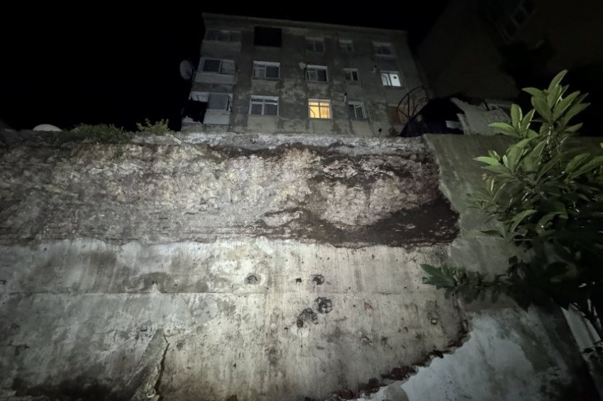 Fatihte tarihi binanın istinat duvarı çöktü