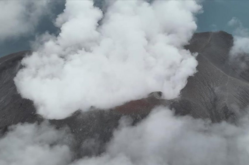Ibu Yanardağı bir günde 3 kez patladı