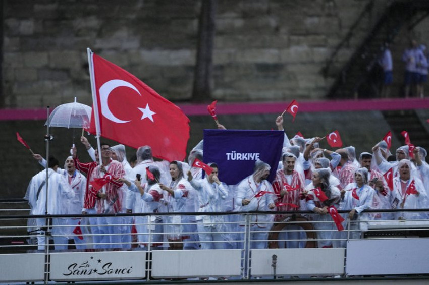 Paris 2024 Olimpiyat Oyunlarının Sen Nehrindeki açılış töreni ile başladı