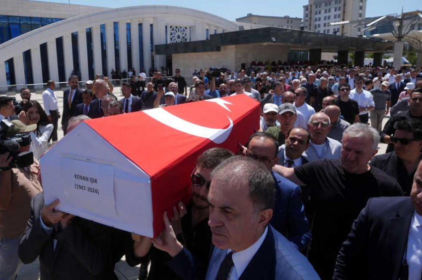 Ünlü Sanatçı Kenan Işık, Ankarada gözyaşları arasına toprağa verildi