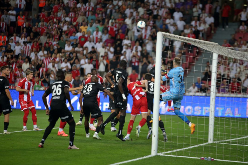 Beşiktaş, Süper Lige deplasmanda Samsunsporu 2-0 yenerek 3 puanla başladı