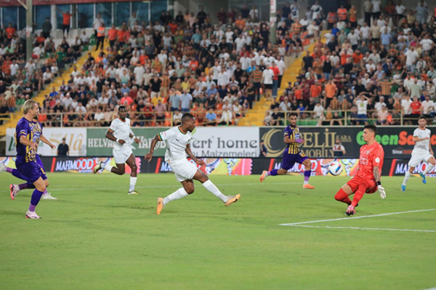 Arda Turanın kırmızı kart gördüğü maçta Alanyaspor ile Eyüpspor 1-1 berabere kaldı