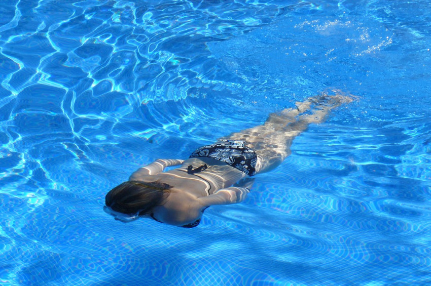 Eva Buzo yüzerek 34 saatte İtalyadan Arnavutluka geçti