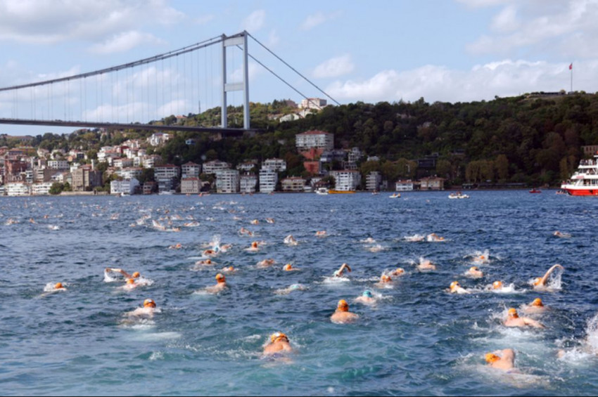 Boğaziçi Kıtalararası Yüzme Yarışında 2 kişi boğulma tehlikesi atlattı