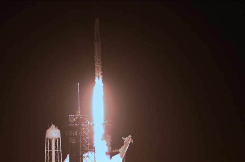 SpaceXin ilk özel uzay yürüyüşü için Falcon 9 roketi yola çıktı