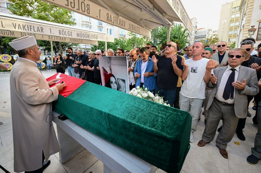 Tomris Giritlioğlunun cenazesi İstanbuldan Antakya ya gözyaşları ile uğurlandı
