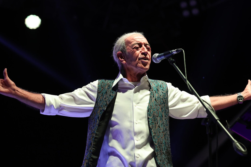 Yataktan düşerek hastaneye kaldırılan Ünlü sanatçı Edip Akbayram ameliyat edildi