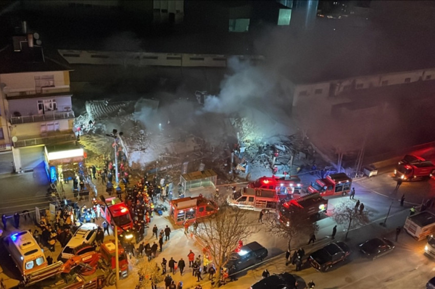 Konyada 4 katlı bina çöktü, göçük altında kalanlar var