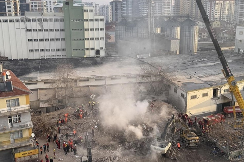 Konyada çöken bina enkazından 3 kişi sağ kurtarıldı, 2 kişinin cesedine ulaşıldı
