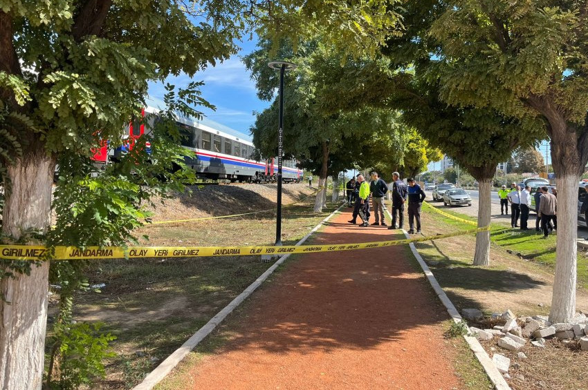 Torununu kurtarmak için kendini trenin önüne attı