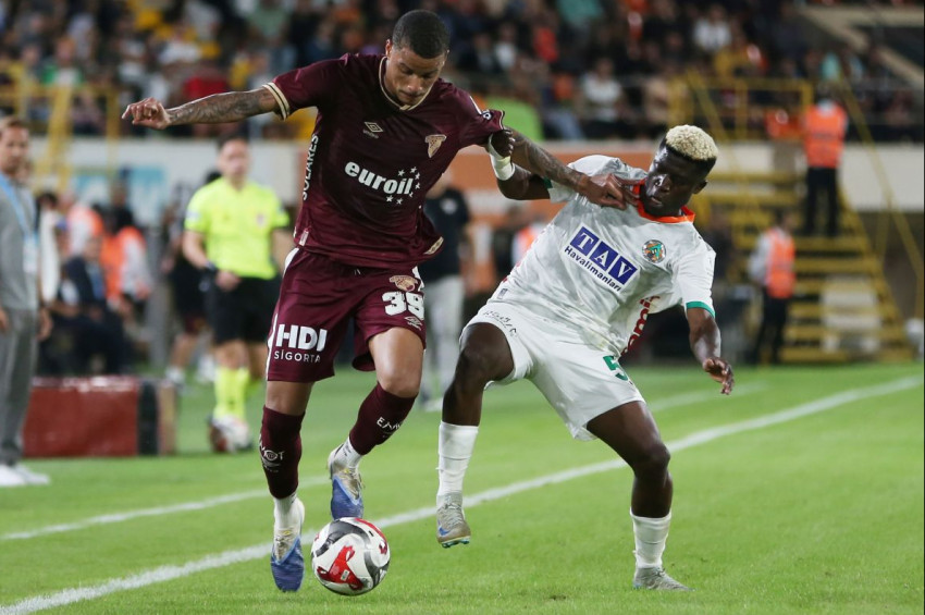 Alanyaspor, Göztepeyi 1-0 yenerek 3 puan aldı