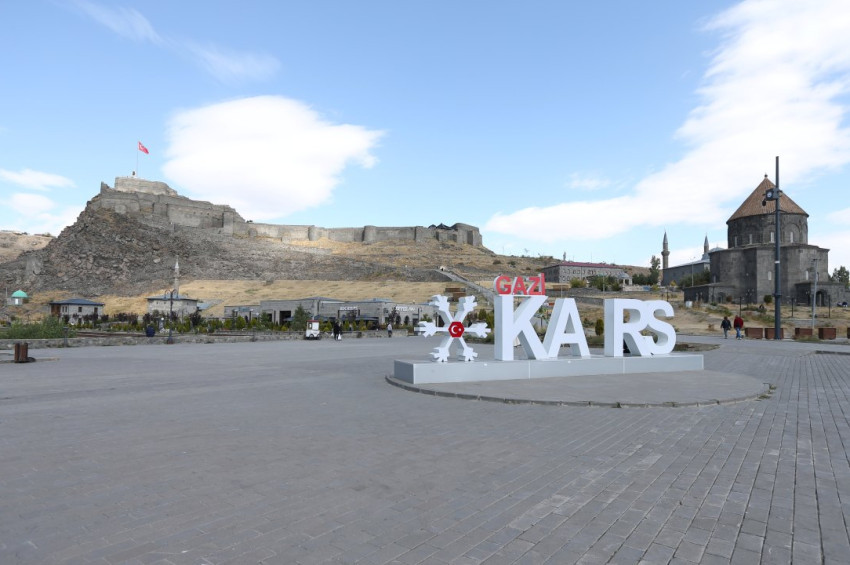 Prof. Dr. Yaşar Kop: Anadolunun ilk hastanesi Kars Kalesi