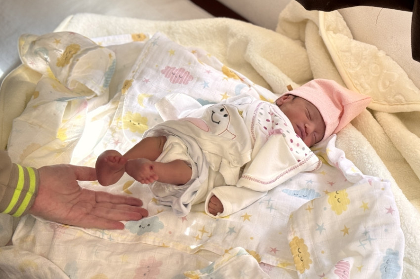 Elsiz ayaksız doğacak bebek rahim içi operasyonla kurtarıldı
