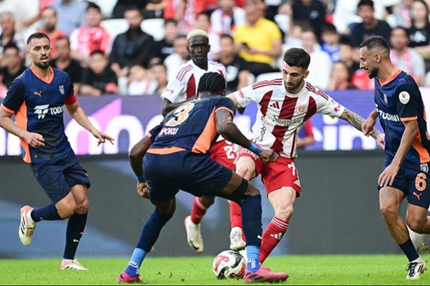 Antalyaspor kendi evinde Başakşehirden fark yedi: 4-0