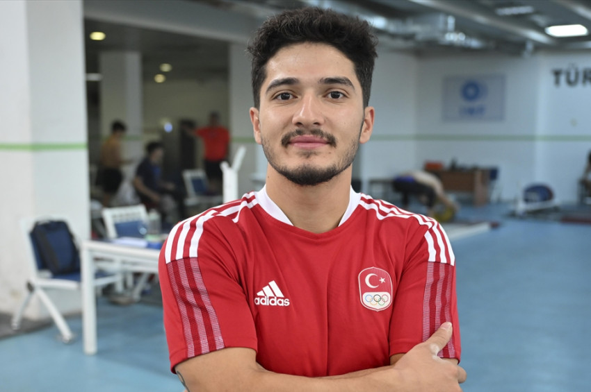 Furkan Özbek, halterde rekor kırarak dünya şampiyonu oldu