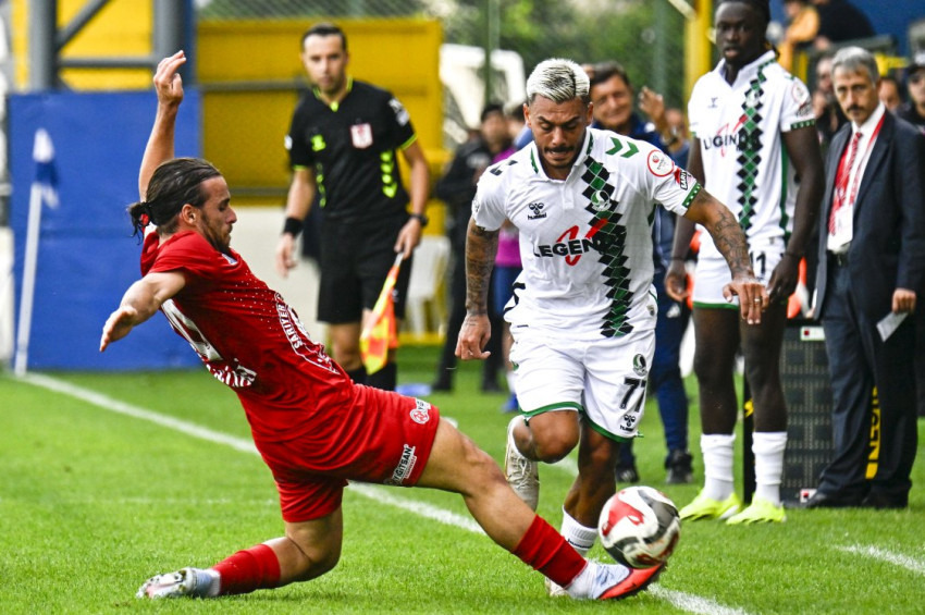 Sarıyer iki penaltı kaçırdığı maçta Sakaryaspora 2-1 yenildi