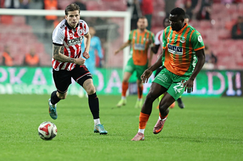 Samsunspor son dakikada yediği golle Alanyaspor ile beraberliğe razı oldu