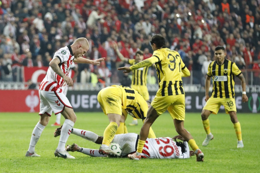 Samsunspor Konferans Liginde ilk yenilgisini AEKdan aldı: 1-0