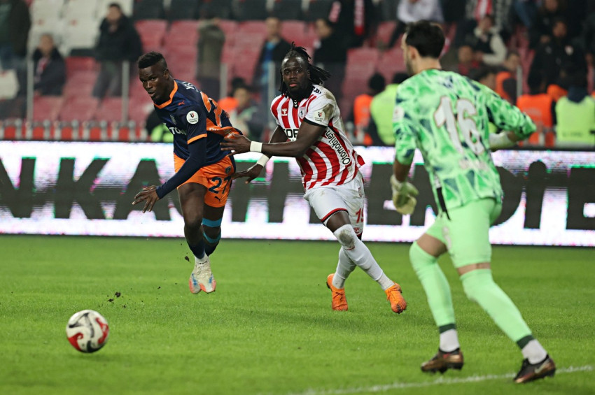 Samsunspor, evinde Başakşehire 2-0 yenilerek 3 puan verdi