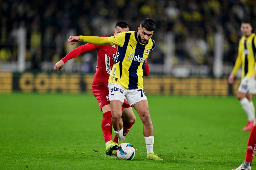 Fenerbahçe, Antalyasporu 3-0 yenerek lideri takibini sürdürdü