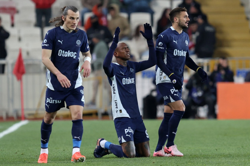 Fenerbahçe zorlu Sivasspor deplasmanında 3 puanı 3 golle aldı