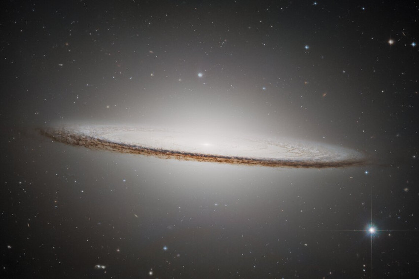 Uzayın en gizemli yapısı Sombrero Galaksisinin yeni fotoğrafı çekildi