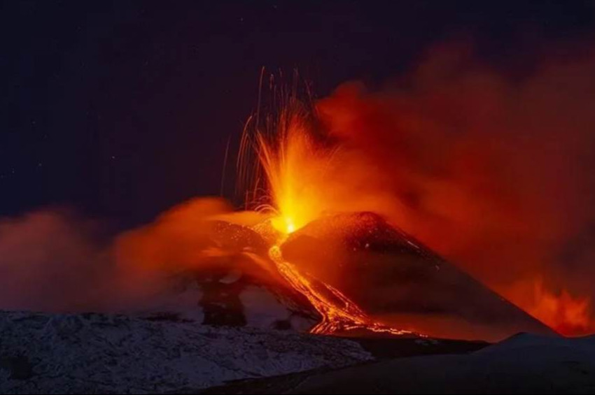 Etna Yanardağı yoğun kül ve lav püskürttü