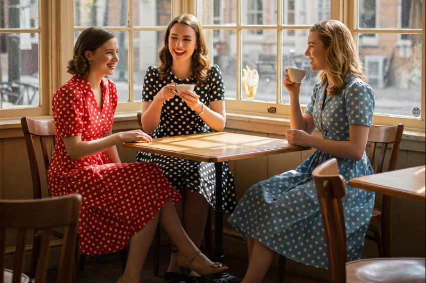 Puantiyenin Dansı: Midi Elbiseler ve Ayakkabılarda Yükselen Retro-Modern Aşk