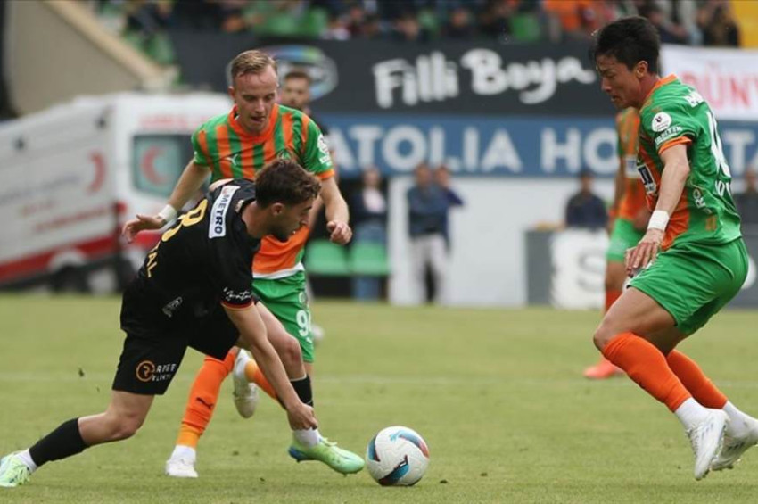 Alanyaspor ile Kayserispor karşılıklı gollerle puanları paylaştı