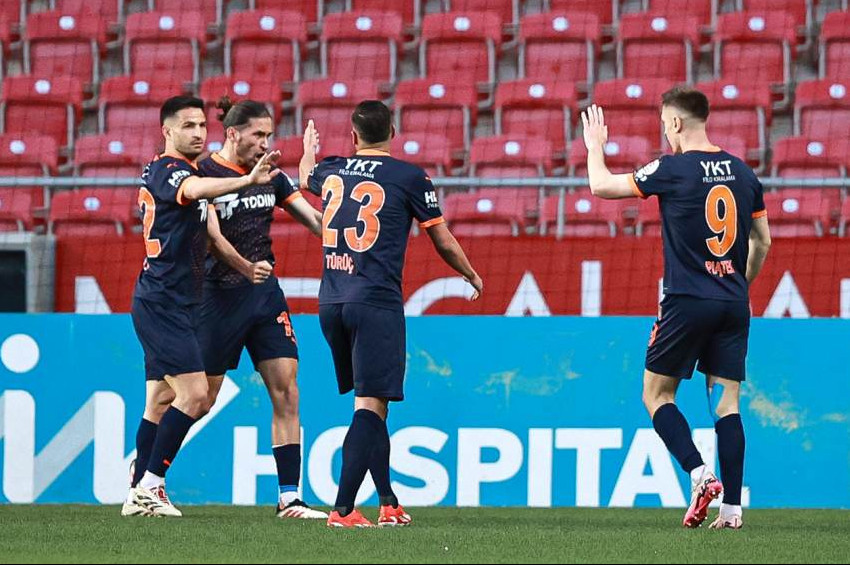 6 gollü maçta Hatayspor, Başakşehire 2 farklı yenildi