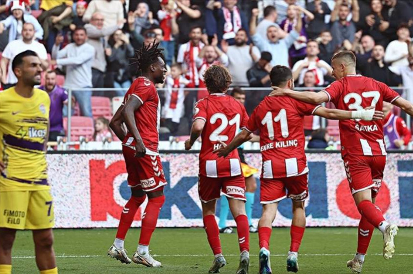 Samsunspor zorlu rakibini 3 golle yenerek 3 puan alan taraf oldu