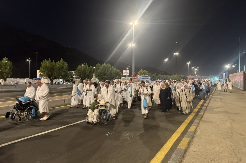 Arafat vakfesini tamamlayan Hacı Adayları Müzdelifede