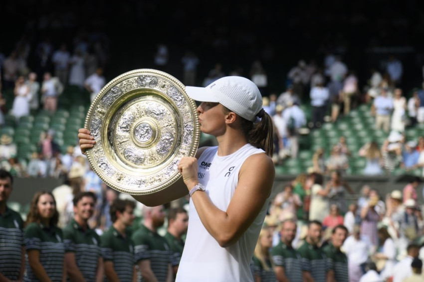 Iga Swiatek , Wimbledon Tenis Turnuvasında şampiyonluğu tattı