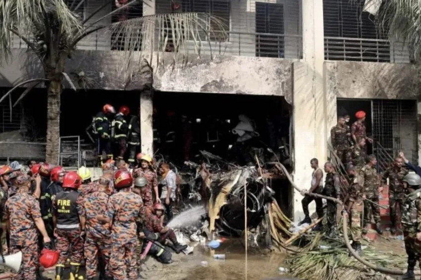 Bangladeşte facia eğitim uçağı düştü: 18 kişi hayatını kaybetti