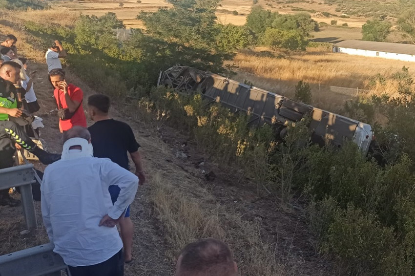 Balıkesir’de yolcu otobüsü devrildi: 1’i ağır 27 yaralı