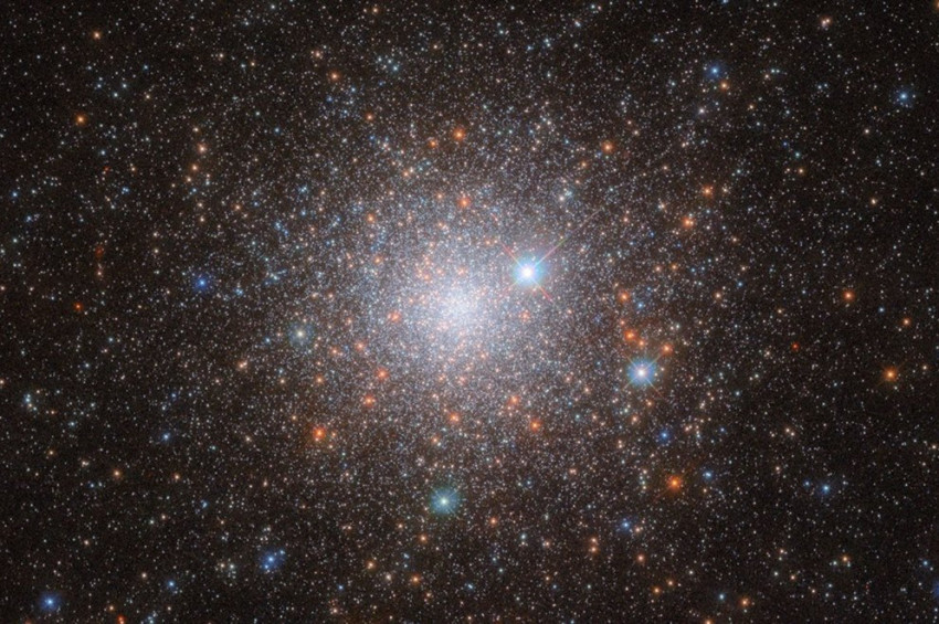 Hubble, Evrenin En Eski Aile Albümünü Açtı: NGC 1786 Galaktik Bir Zaman Kapsülü!